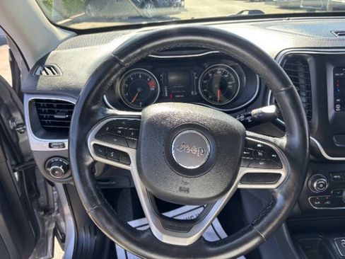 Used 2021 Jeep Cherokee Latitude Plus FWD image 16