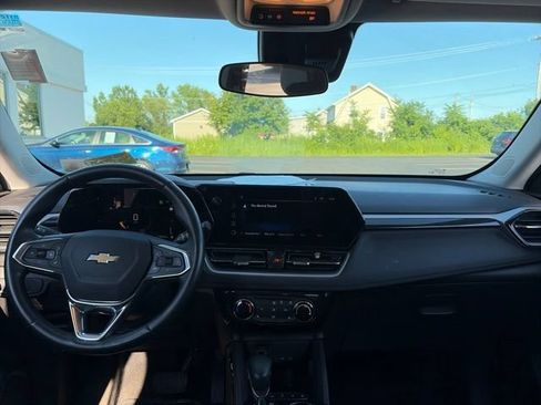 Used 2024 Chevrolet TrailBlazer LT w/ LT Cold Weather Package FWD image 12