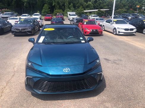 Used 2025 Toyota Camry SE w/ Multimedia Upgrade Package FWD image 5