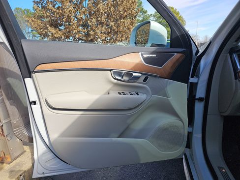 Used 2022 Volvo XC90 T6 Momentum w/ Climate Package image 27