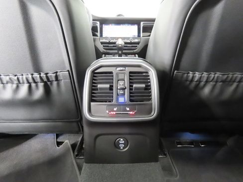 Certified 2026 Porsche Macan AWD/4WD image 32