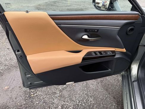 Used 2025 Lexus ES 300h w/ Premium Package image 13