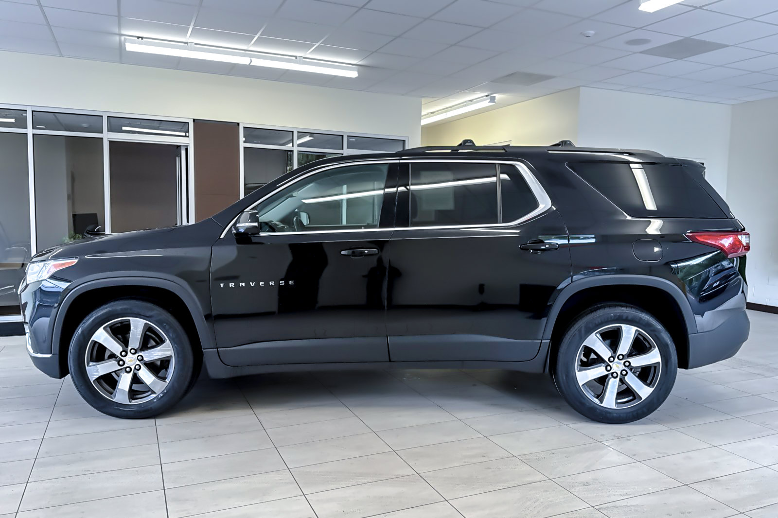 Used 2020 Chevrolet Traverse LT w/ LT Premium Package AWD/4WD image 7