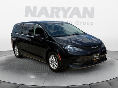 Used 2022 Chrysler Voyager LX image 2