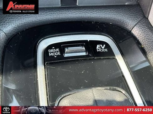 Used 2024 Toyota Corolla Cross AWD Hybrid w/ Moonroof Package image 36