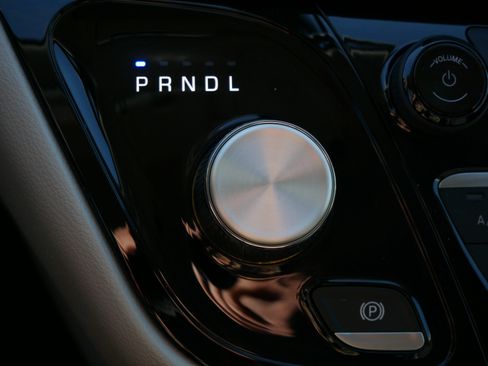 Used 2022 Chrysler Voyager LX image 24