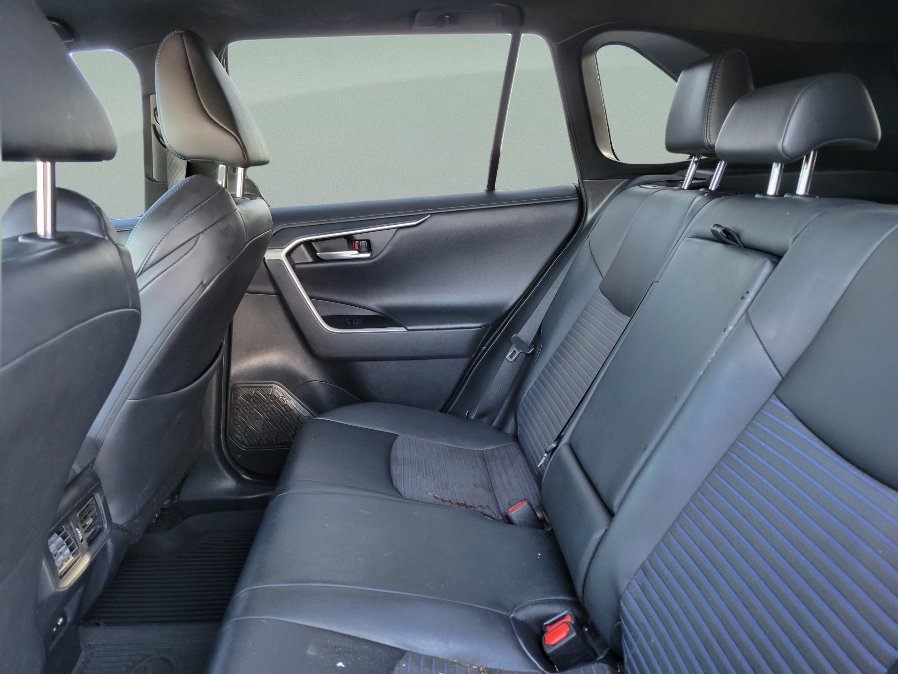 Used 2021 Toyota RAV4 XSE w/ XSE Grade Weather Package AWD/4WD image 9