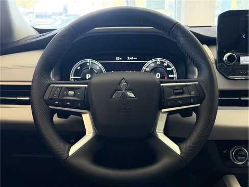 Used 2025 Mitsubishi Outlander 4WD Plug-In Hybrid image 15