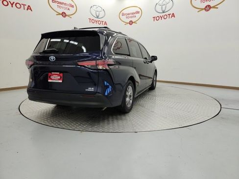 Certified 2022 Toyota Sienna XLE image 8