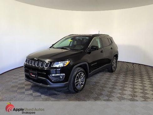 Used 2017 Jeep Compass Latitude w/ Popular Equipment Group AWD/4WD image 3