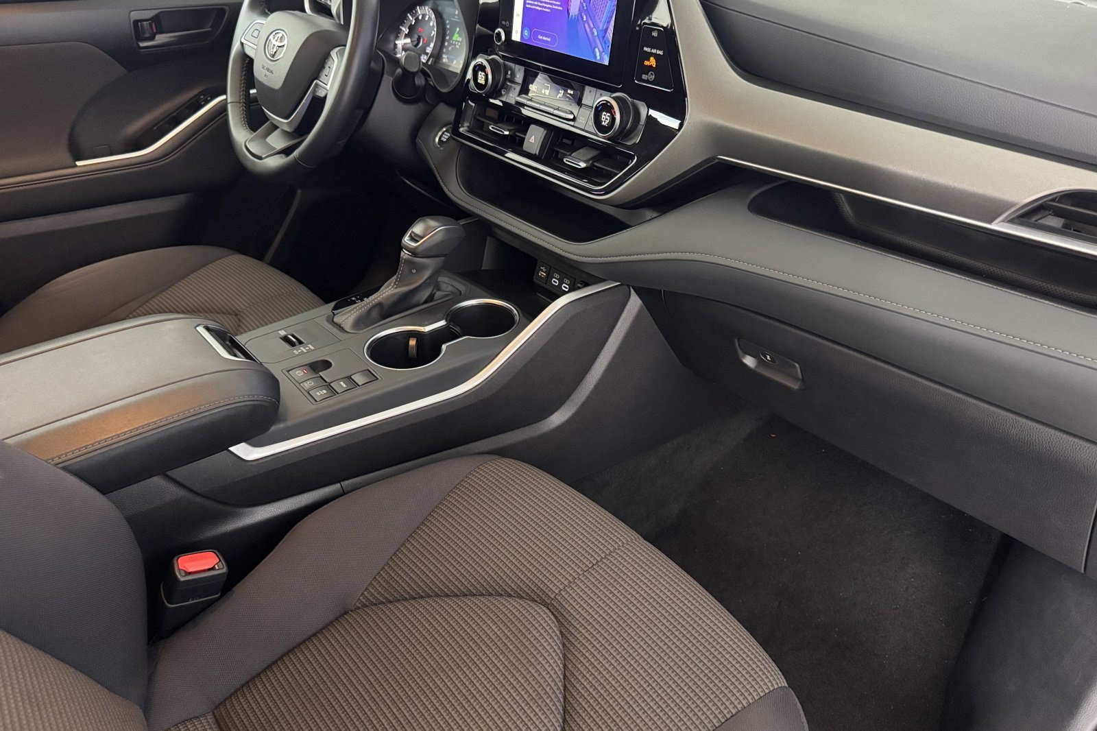 Used 2025 Toyota Highlander LE FWD image 33