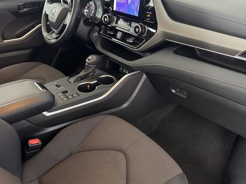 Used 2025 Toyota Highlander LE FWD image 33