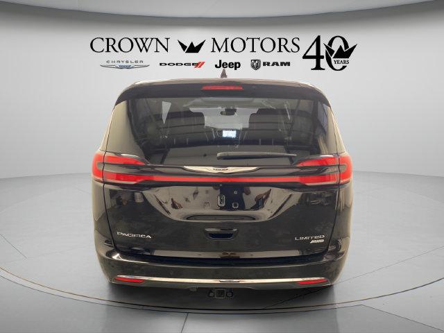 Used 2024 Chrysler Pacifica Limited w/ Trailer Tow Group AWD/4WD image 13