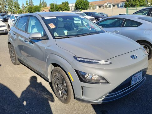 Used 2023 Hyundai Kona SE w/ Cargo Package image 2
