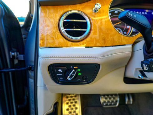 Used 2017 Bentley Bentayga W12 AWD image 22