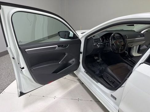 Used 2018 Volkswagen Passat 2.0T R-Line FWD image 6