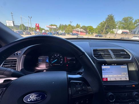 Used 2017 Ford Explorer XLT w/ Equipment Group 202A FWD image 5