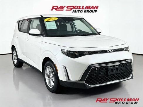 Used 2025 Kia Soul LX FWD image 1