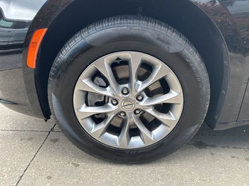 Used 2024 Chrysler Pacifica Touring-L image 5