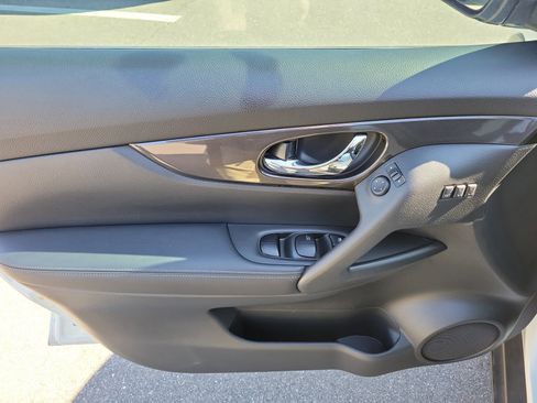 Used 2018 Nissan Rogue SV w/ Premium Package image 19