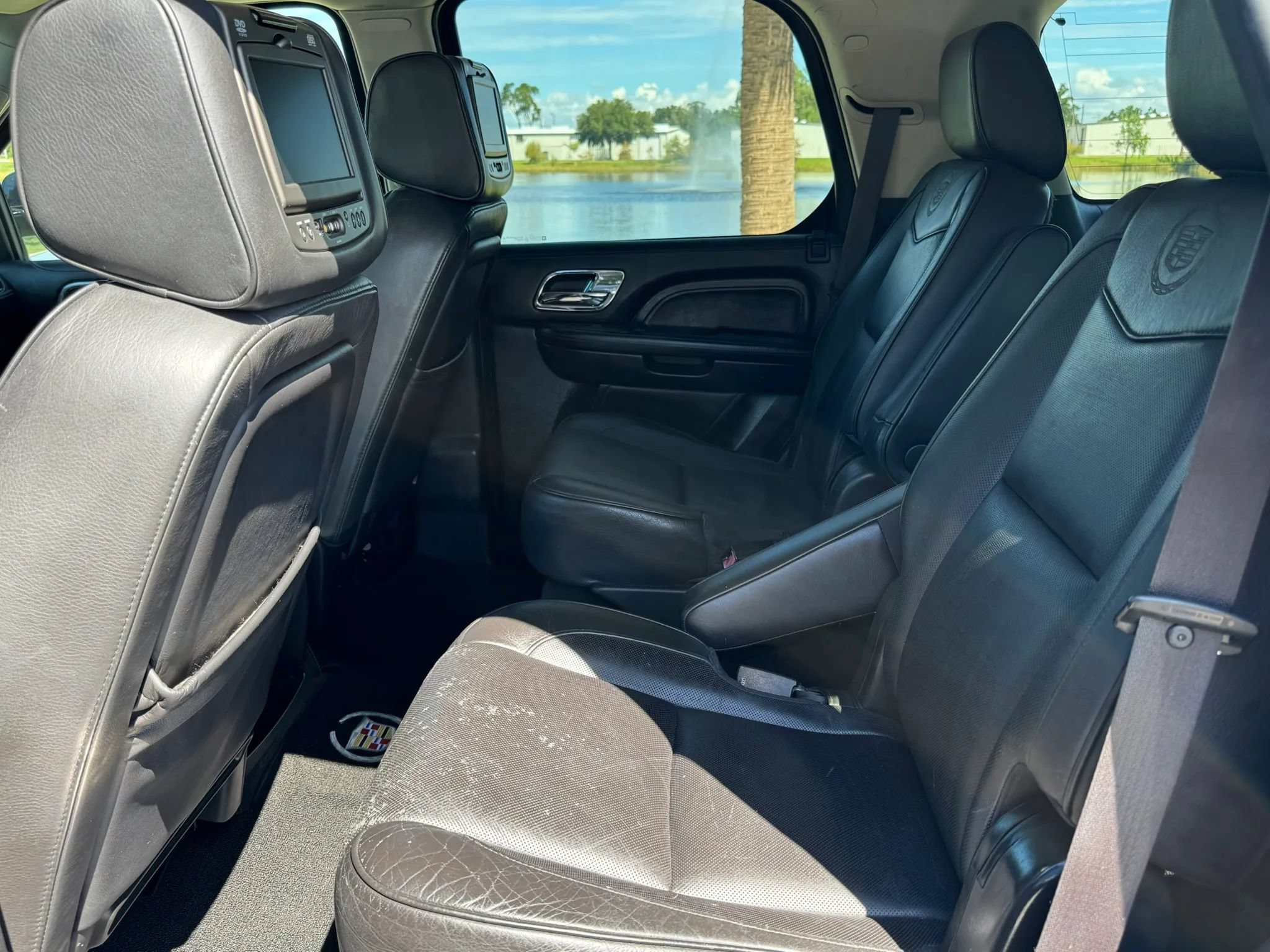 Used 2012 Cadillac Escalade Platinum RWD image 15