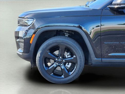 Used 2023 Jeep Grand Cherokee Altitude AWD/4WD image 9