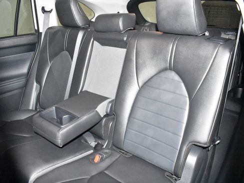 Used 2025 Toyota Highlander XLE FWD image 29