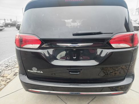 Used 2019 Chrysler Pacifica Touring Plus w/ Tire & Wheel Group image 9