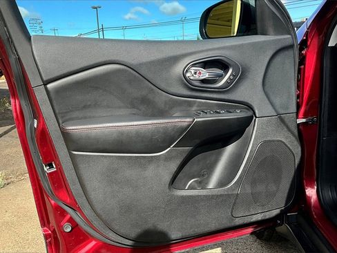 Used 2019 Jeep Cherokee Trailhawk image 23