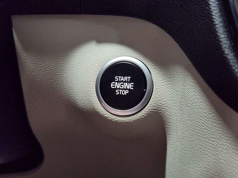 Used 2021 Volvo XC40 T5 Momentum w/ Premium Package image 41