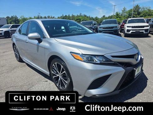 Used 2020 Toyota Camry SE w/ Cold Weather Package AWD/4WD image 3