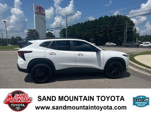 Used 2025 Chevrolet Trax ACTIV FWD image 2