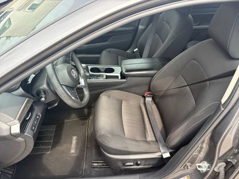 Used 2024 Nissan Altima 2.5 SV FWD image 12