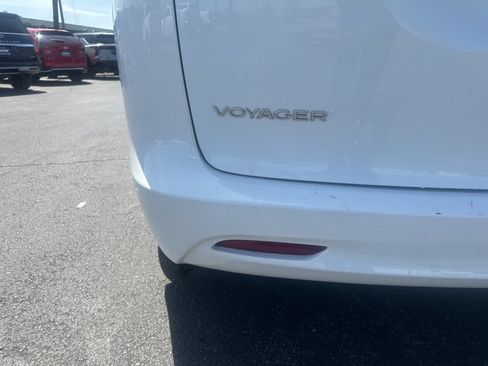 Used 2022 Chrysler Voyager LX FWD image 9