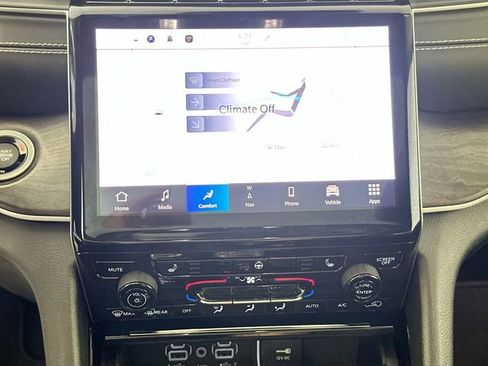 Used 2023 Jeep Grand Cherokee Limited w/ Black Appearance Package AWD/4WD image 15