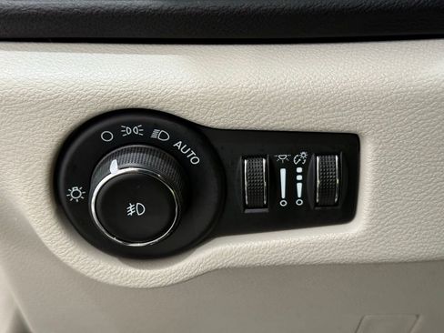 Used 2024 Chrysler Pacifica Touring-L image 32