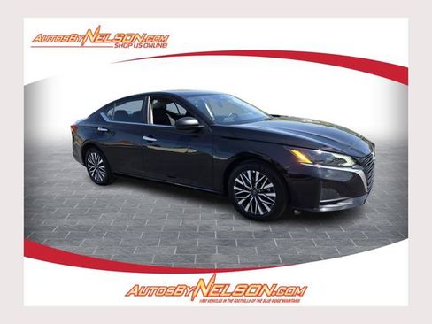 Used 2025 Nissan Altima 2.5 SV FWD image 1