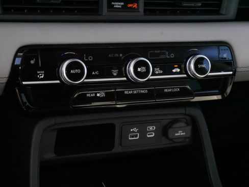 Used 2024 Honda Pilot Touring image 23