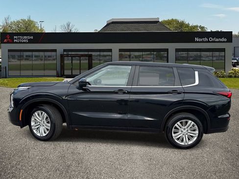 Used 2023 Mitsubishi Outlander ES FWD image 2