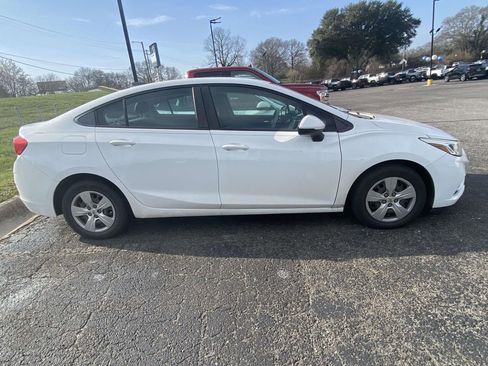 Used 2018 Chevrolet Cruze LS image 4