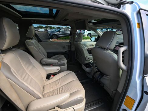 Used 2011 Toyota Sienna Limited w/ Premium Pkg FWD image 29