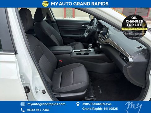 Used 2025 Nissan Altima 2.5 SV FWD image 25