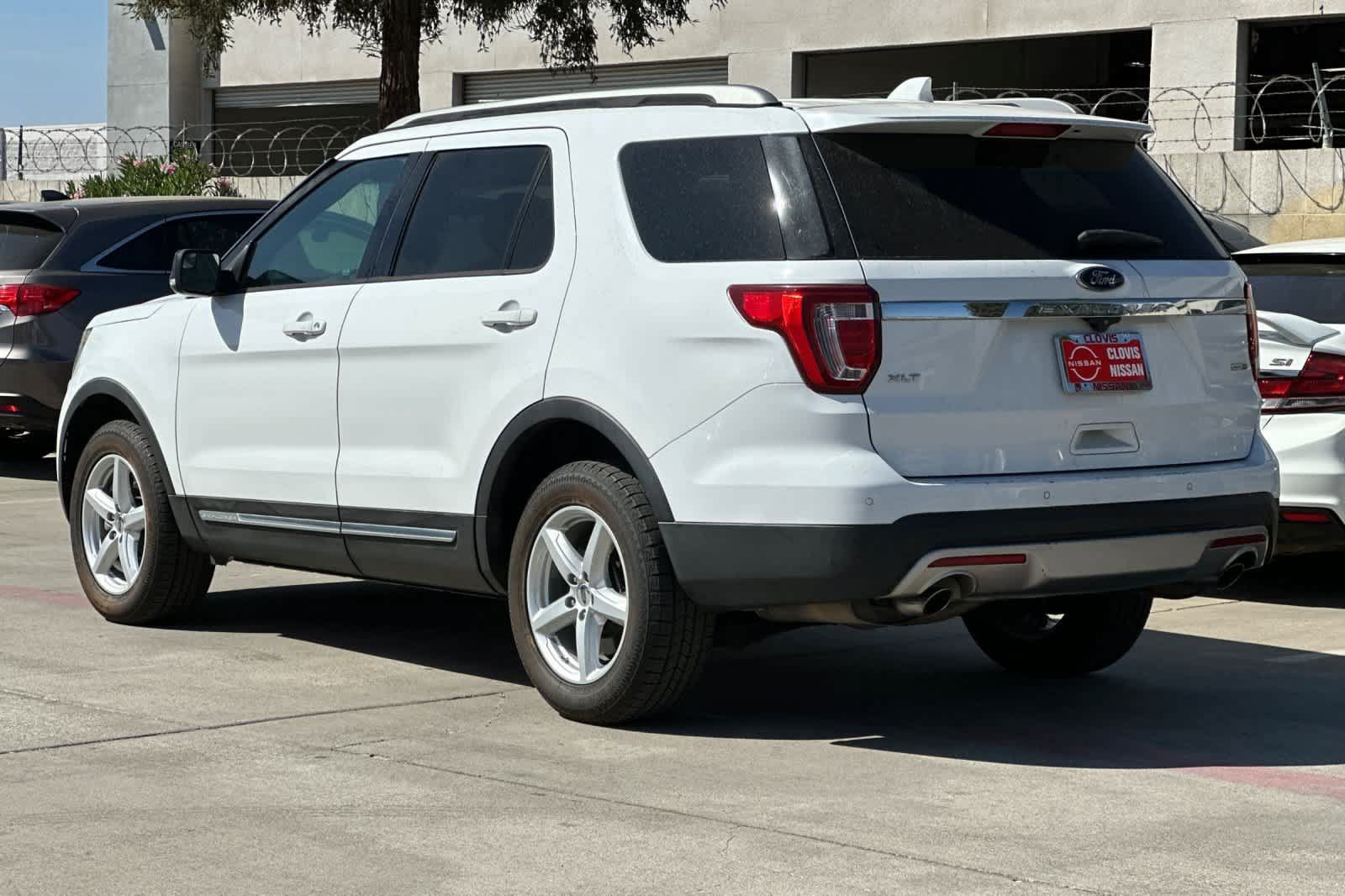 Used 2017 Ford Explorer XLT AWD/4WD image 7