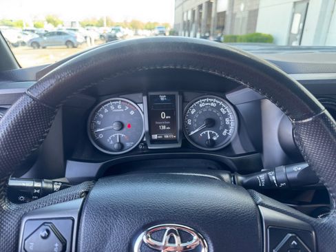 Used 2018 Toyota Tacoma TRD Sport AWD/4WD image 10