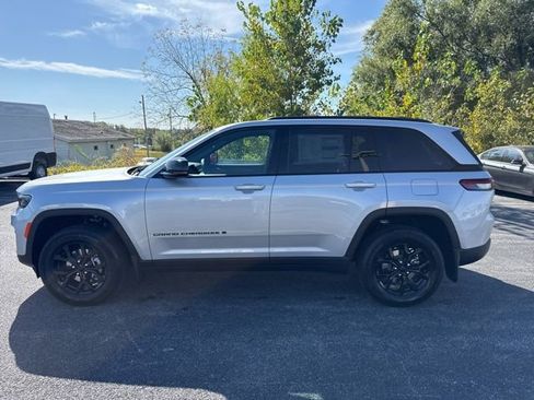 New 2025 Jeep Grand Cherokee Altitude w/ Trailer Tow Package image 3