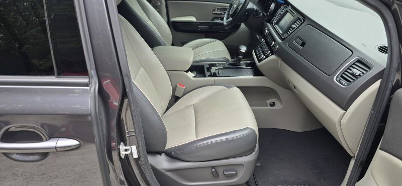 Used 2017 Kia Sedona SX FWD image 16