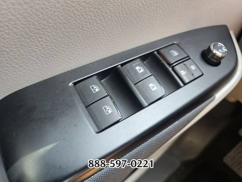 Used 2019 Toyota Highlander LE FWD image 32