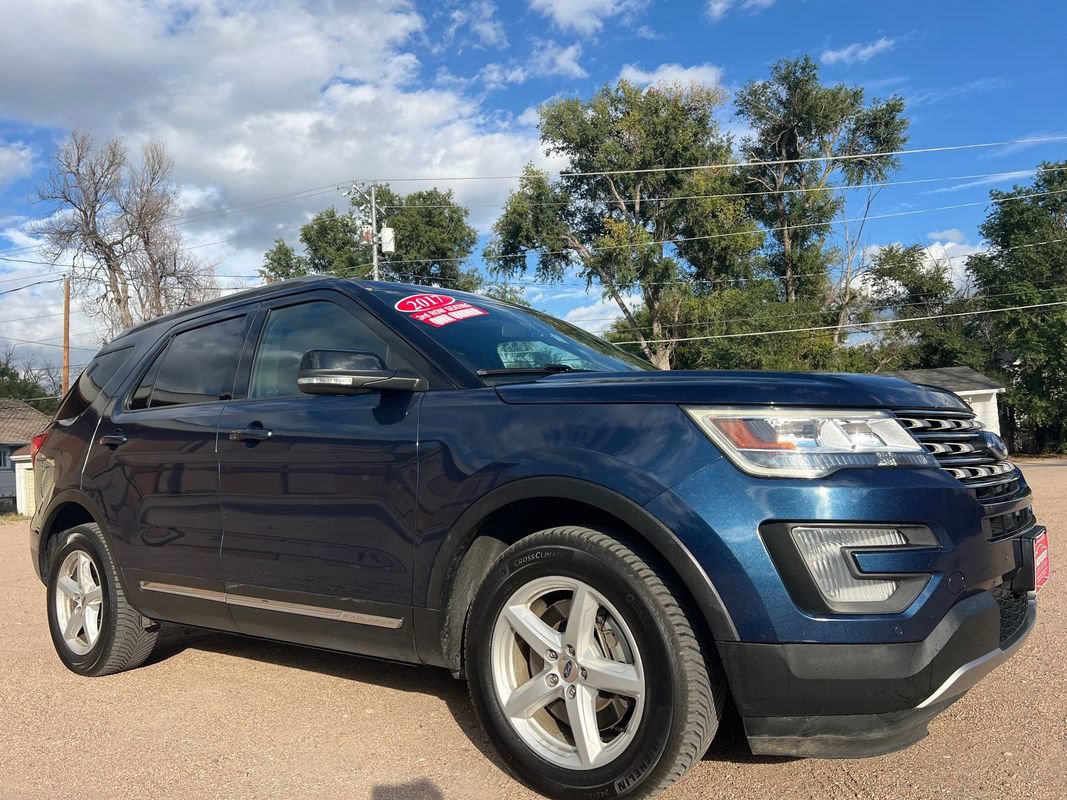 Used 2017 Ford Explorer XLT w/ Equipment Group 202A AWD/4WD image 1