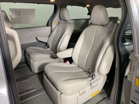 Used 2013 Toyota Sienna XLE AWD/4WD image 32