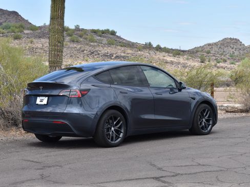 Used 2023 Tesla Model Y 2WD image 7